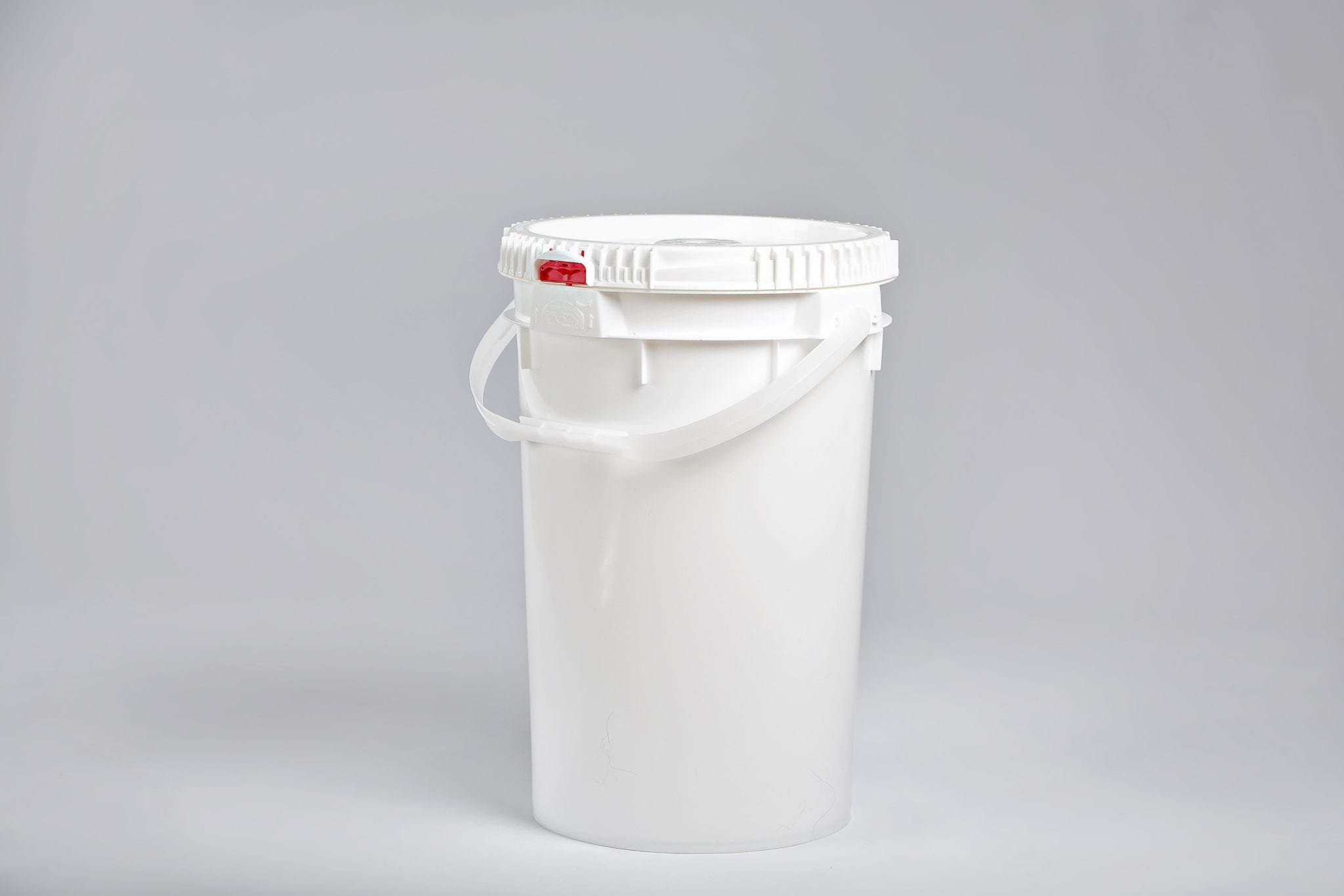 6.5 Gallon Screw Top Round Plastic Buckets w/ Plastic Handle & Lid